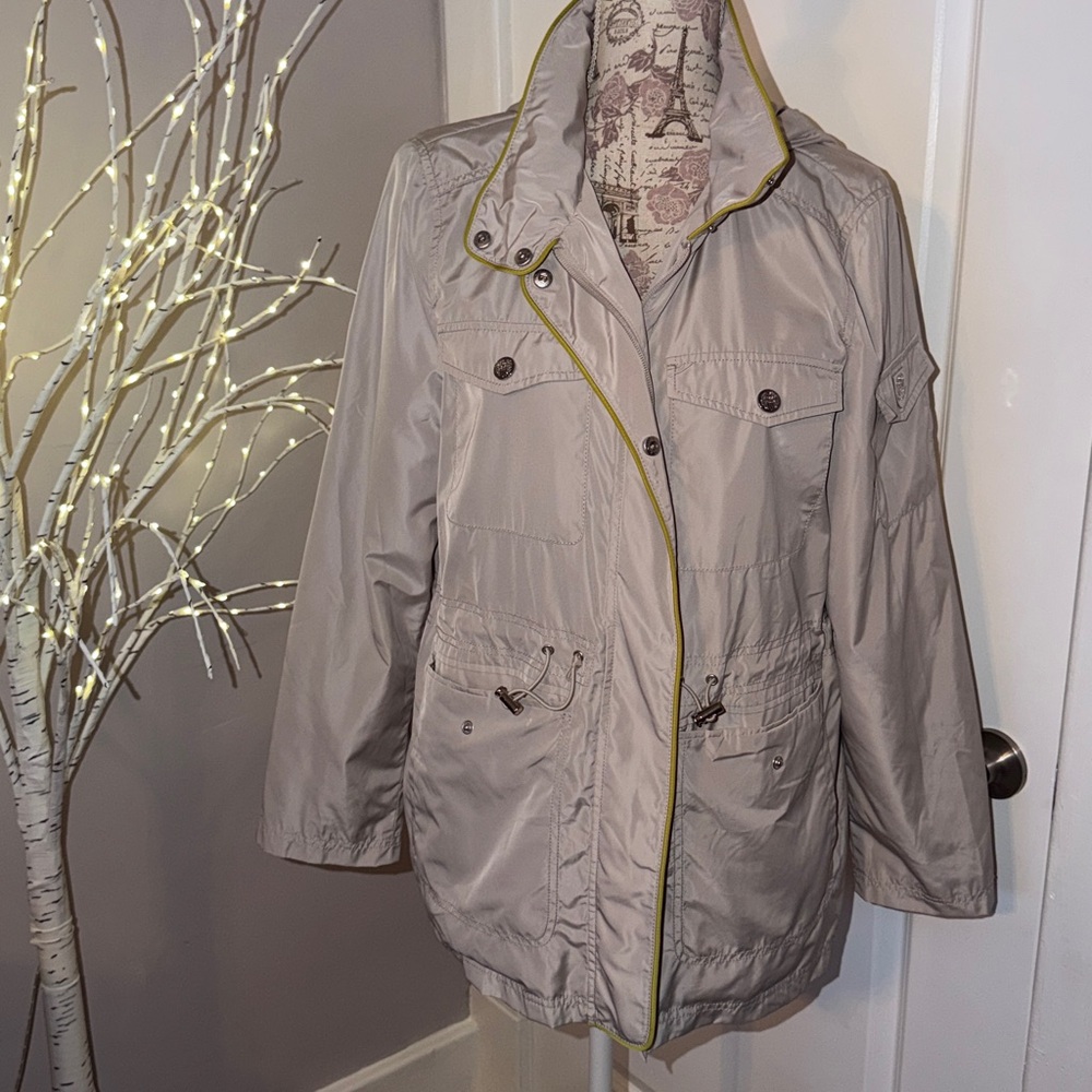 Vince Camuto women’s Light Tan Raincoat